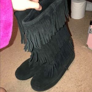 black minnetonka 3 layer fringe boot